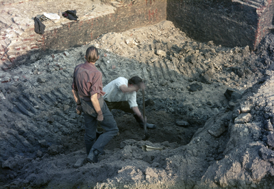 801623 Afbeelding van archeologisch onderzoek in de bouwput op het Vredenburg te Utrecht.